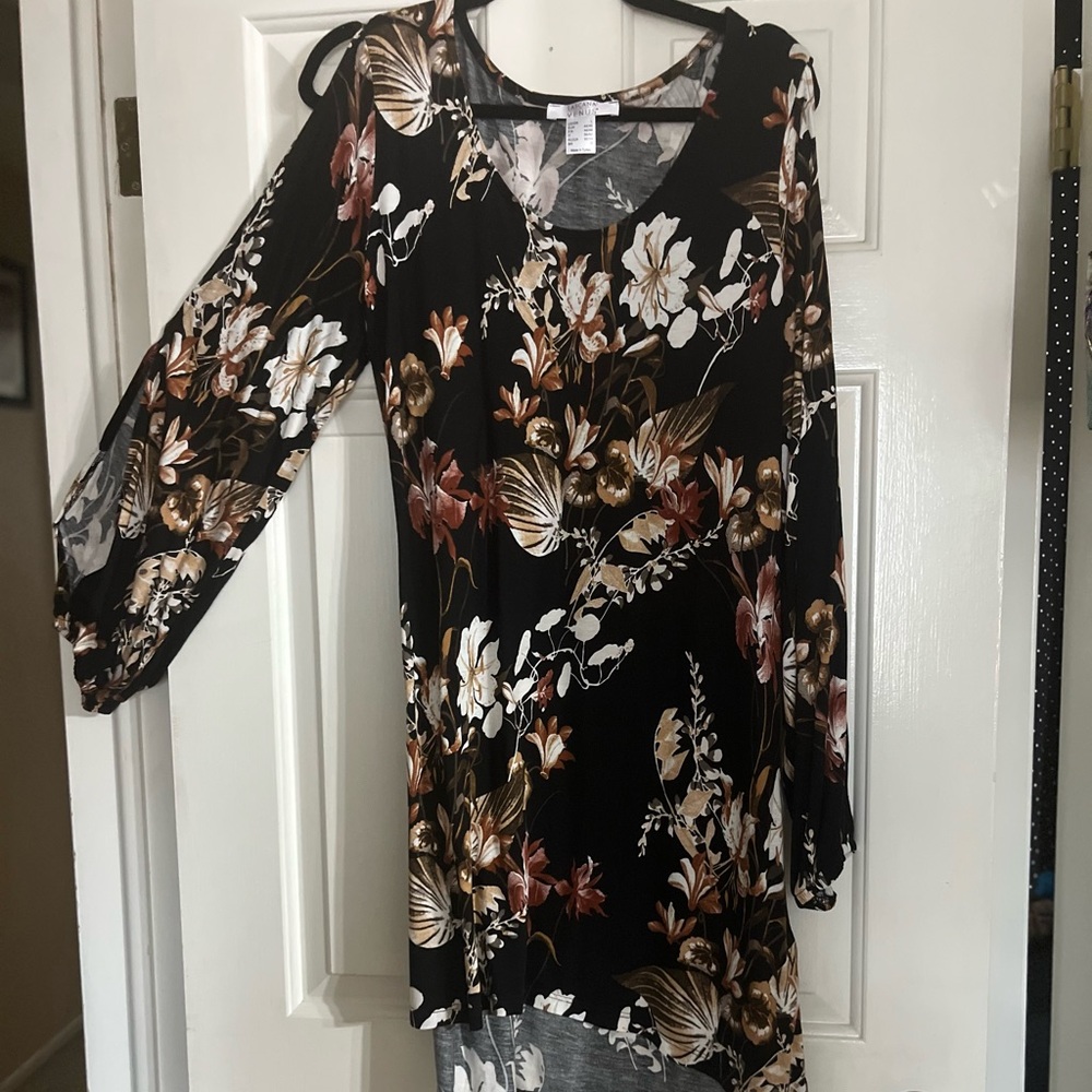 Chic Floral Print Long Sleeve Dress
Never worn